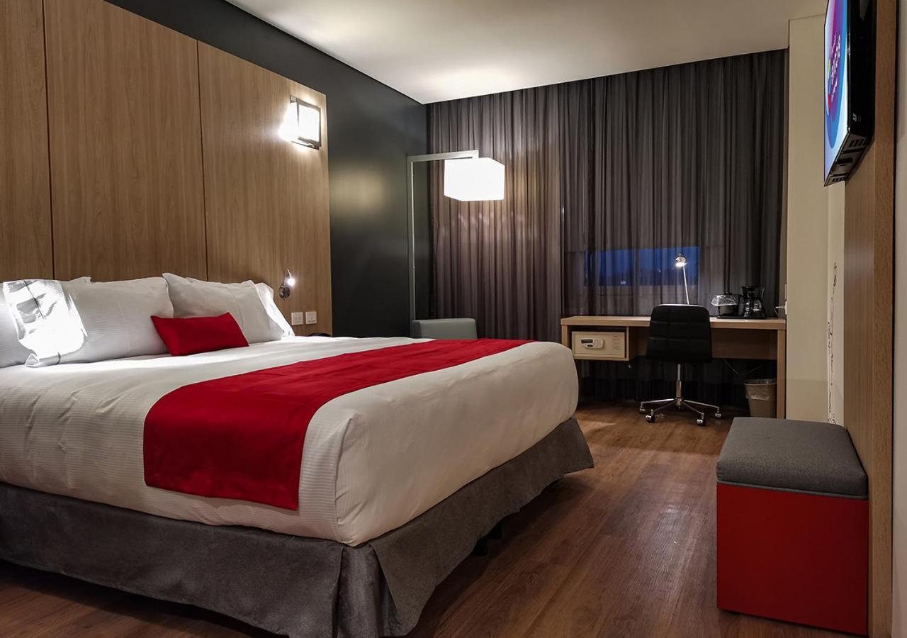 Ramada Encore By Wyndham Guadalajara Aeropuerto Las Pintas Luaran gambar